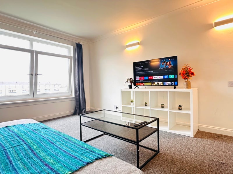 Flat Oxgangs Crescent in City of Edinburgh