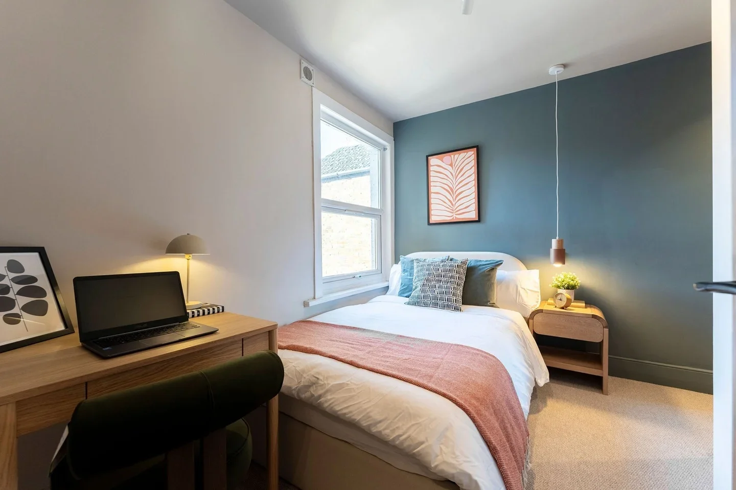Room Kitchener Road in High Wycombe