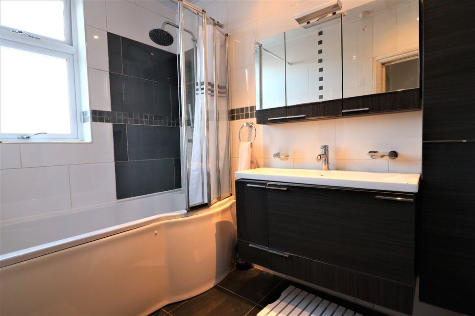 Flat Campbell Avenue in Greater London