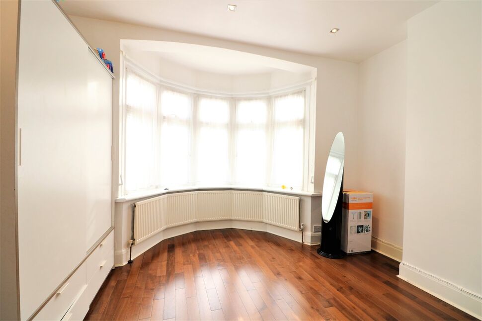 Flat Campbell Avenue in Greater London