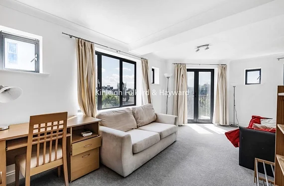 Flat Manor Gardens in Greater London