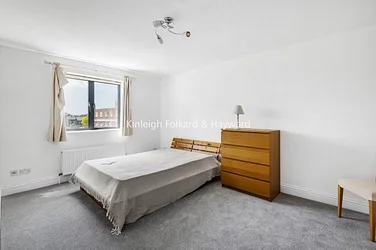 Flat Manor Gardens in Greater London