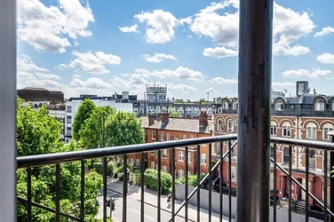 Flat Manor Gardens in Greater London