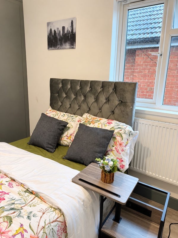 Room Elmhurst Road in Slough