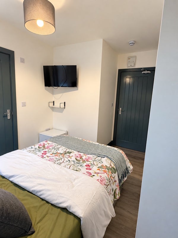 Room Elmhurst Road in Slough
