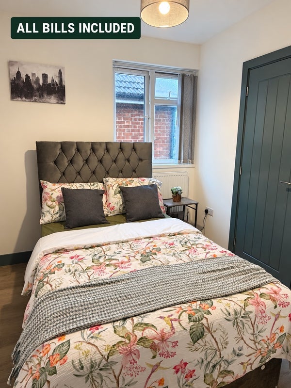 Room Elmhurst Road in Slough