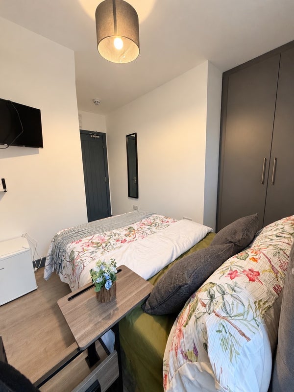 Room Elmhurst Road in Slough