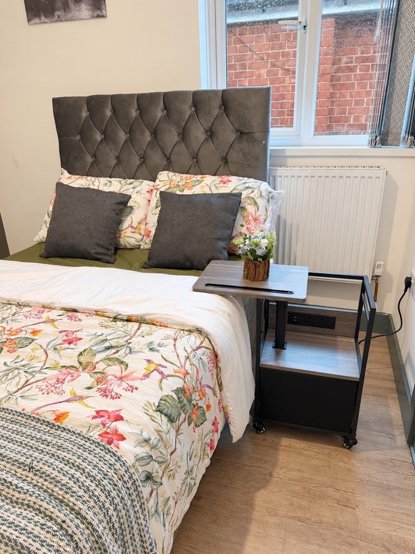 Room Elmhurst Road in Slough