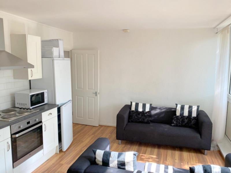 Flat Petersfield Rise in Greater London