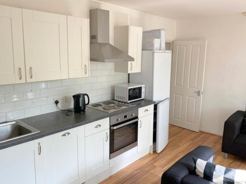 Flat Petersfield Rise in Greater London