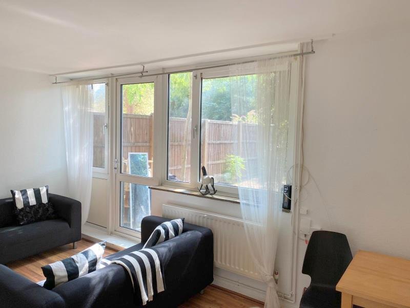 Flat Petersfield Rise in Greater London