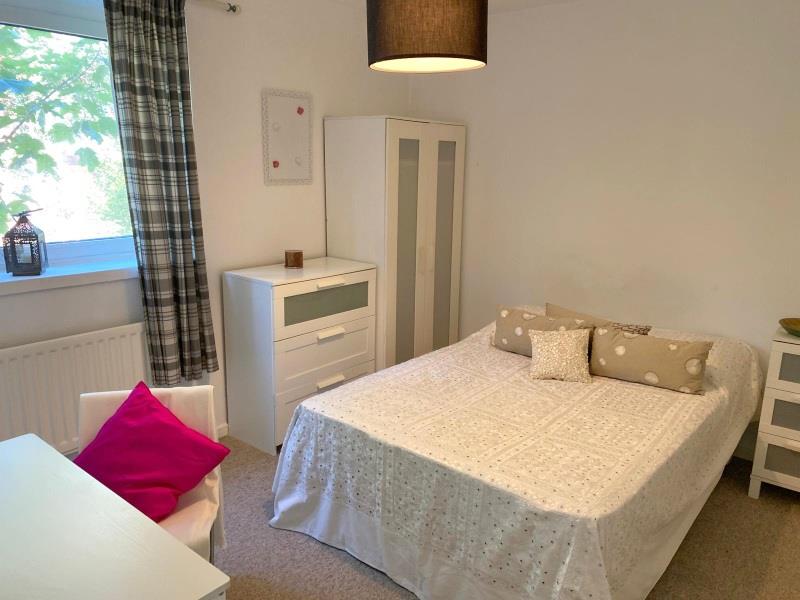 Flat Petersfield Rise in Greater London
