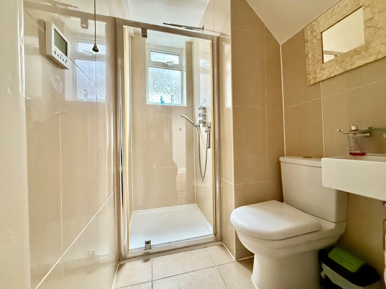 Room Westwell Road in Greater London