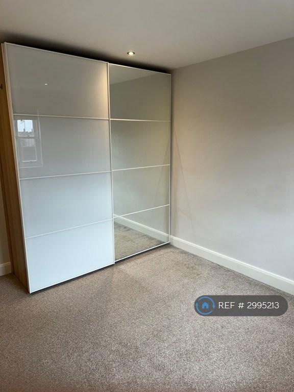 Flat Wedgewood Street in Fairford Leys