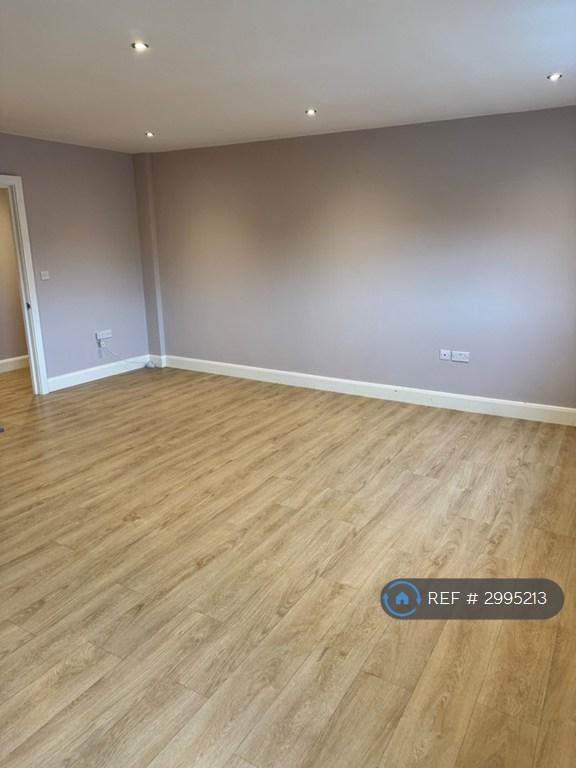 Flat Wedgewood Street in Fairford Leys