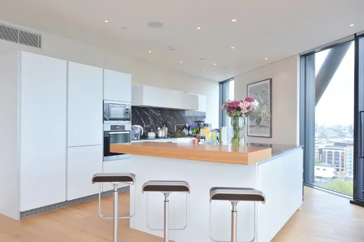 Flat Sumner Street in Greater London