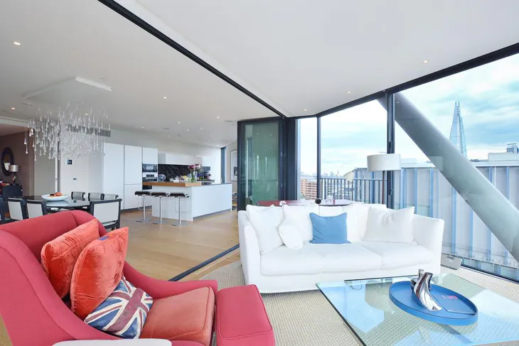 Flat Sumner Street in Greater London