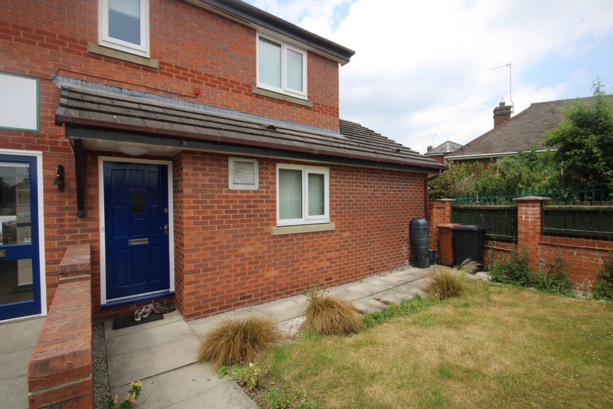 Flat Hawarden Road in Penyffordd