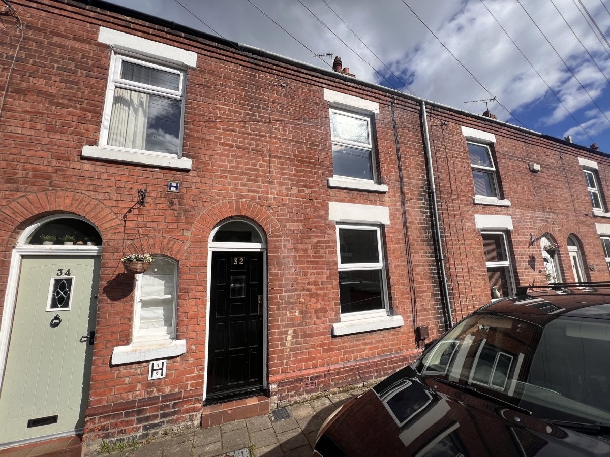 Flat Hawarden Road in Penyffordd