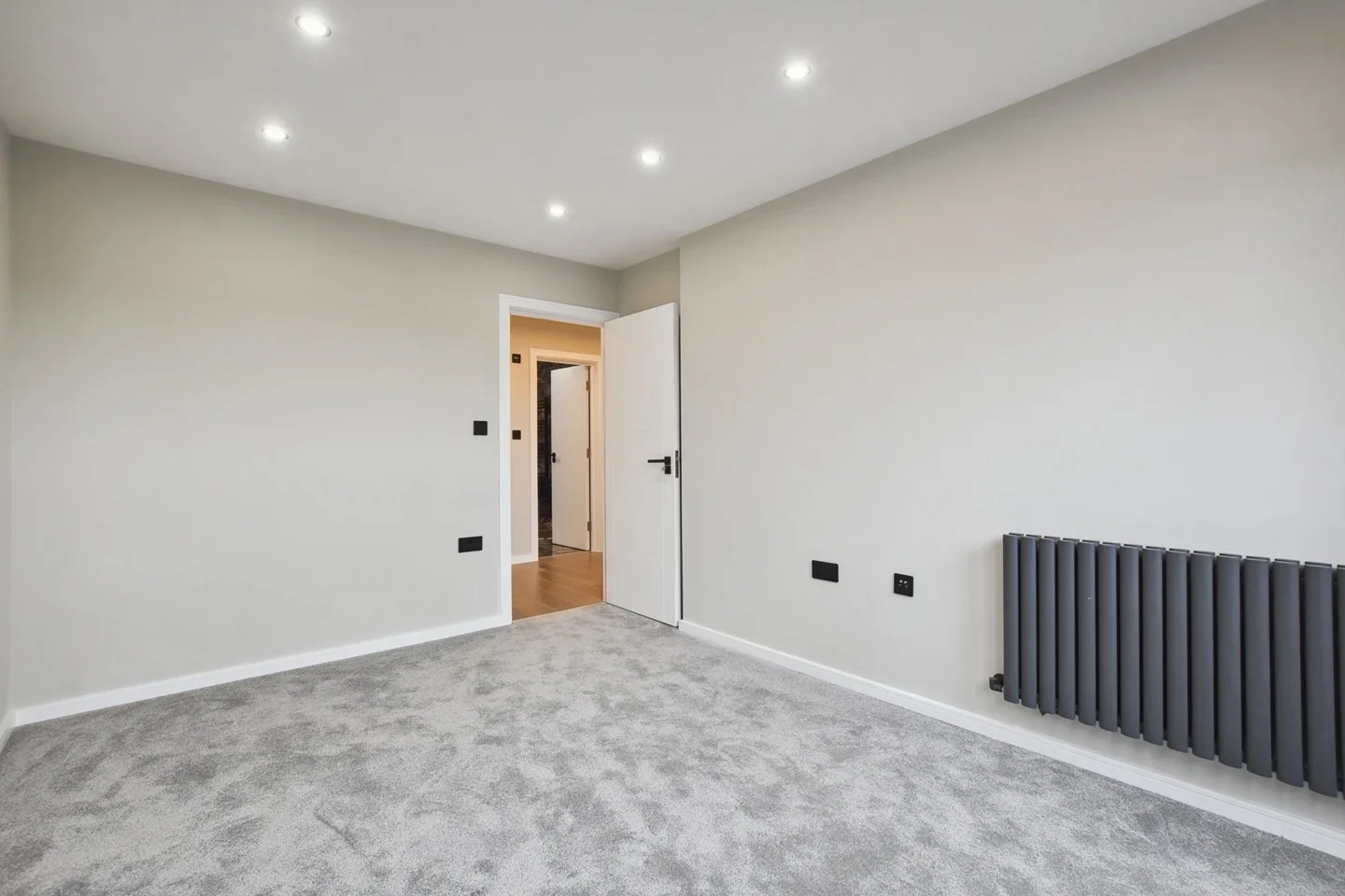 Flat Arcadia Avenue in Greater London