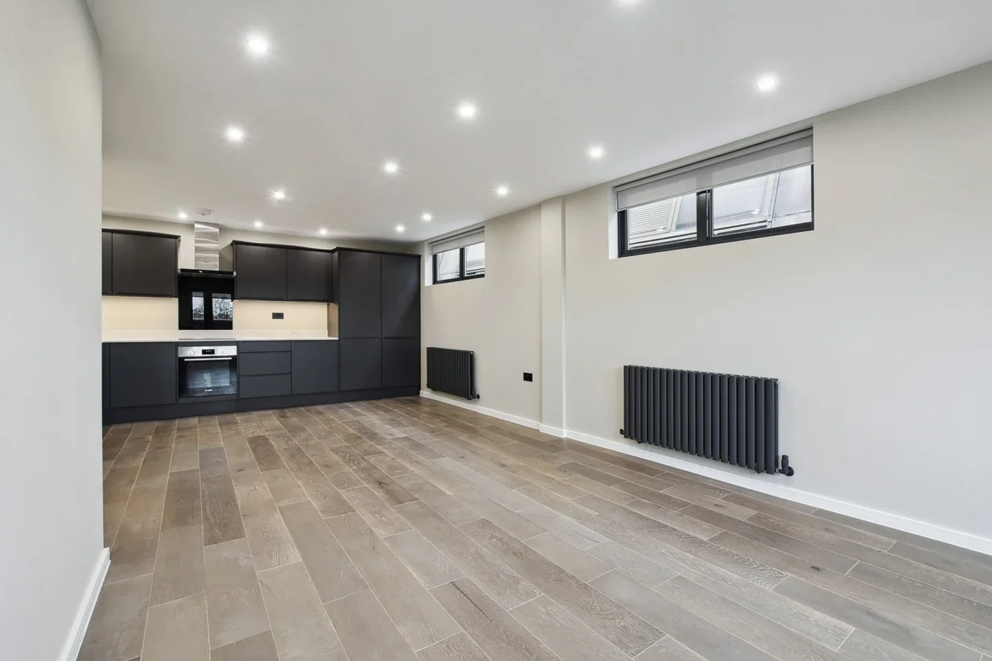 Flat Arcadia Avenue in Greater London