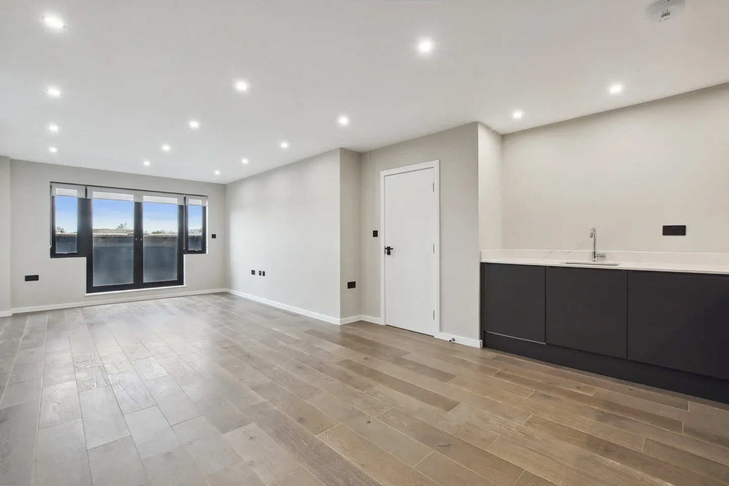Flat Arcadia Avenue in Greater London