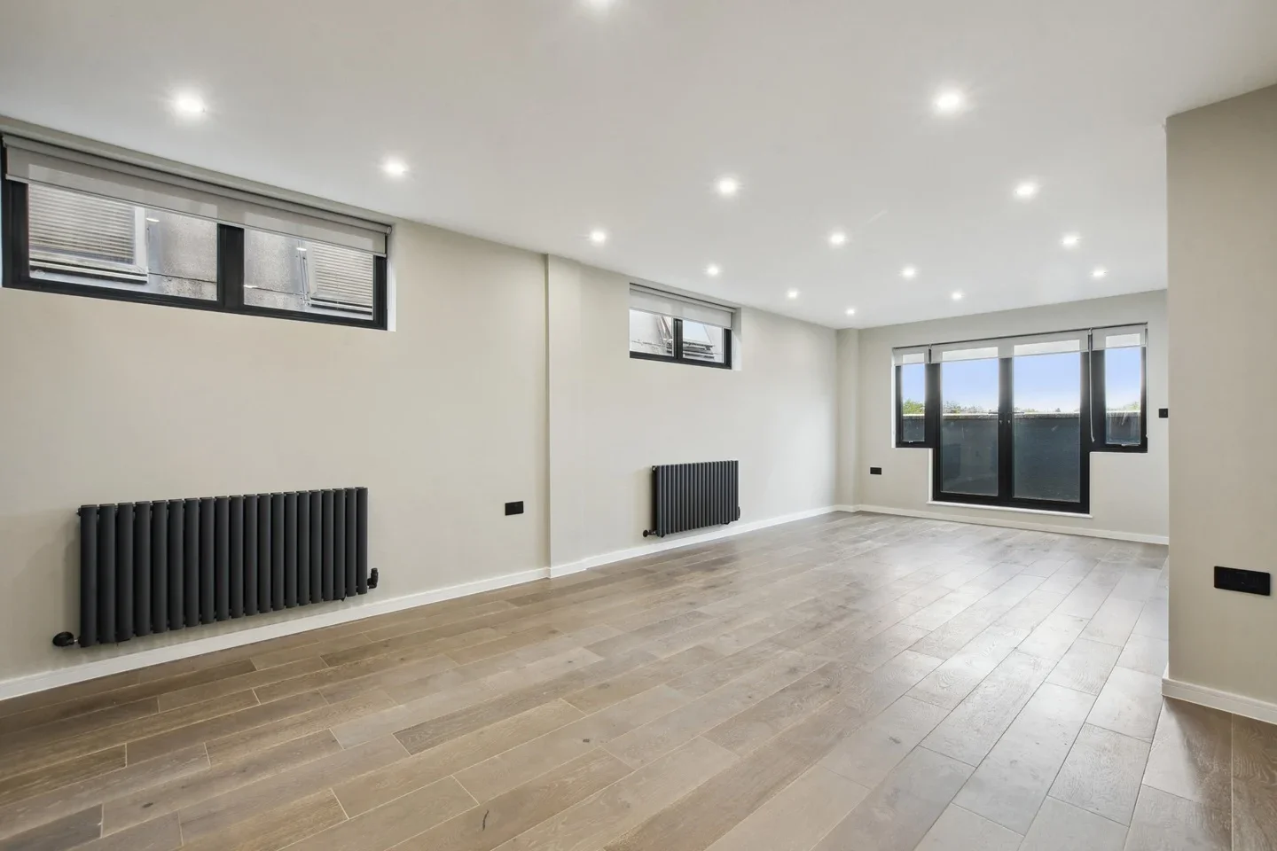 Flat Arcadia Avenue in Greater London