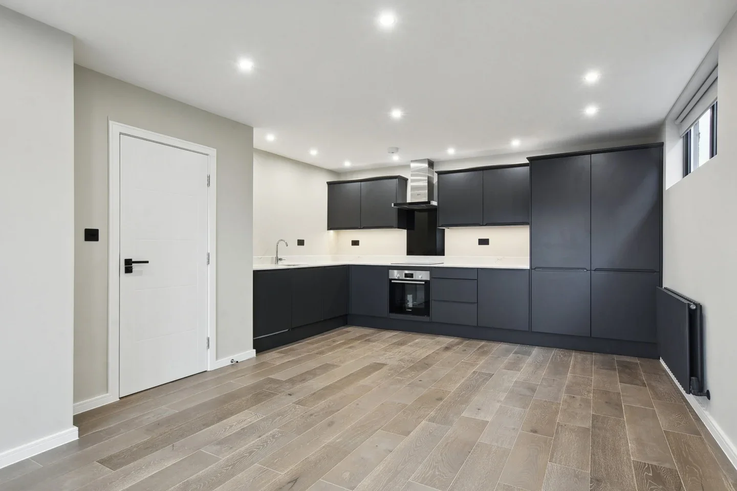 Flat Arcadia Avenue in Greater London