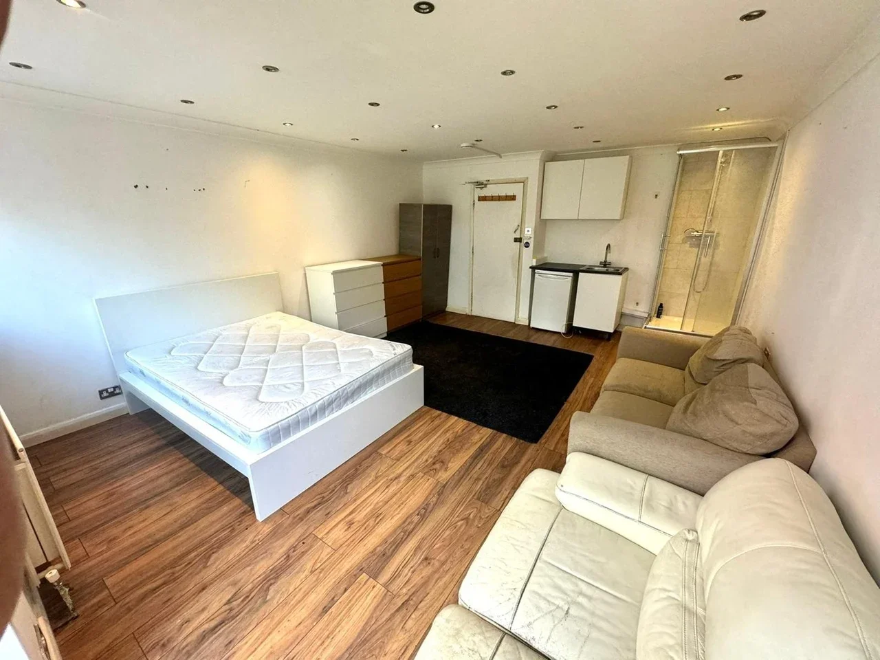 Flat Guildown Avenue in Greater London