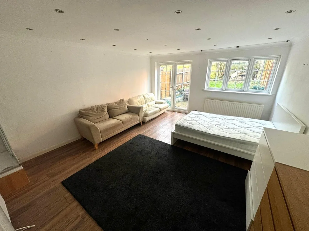 Flat Guildown Avenue in Greater London
