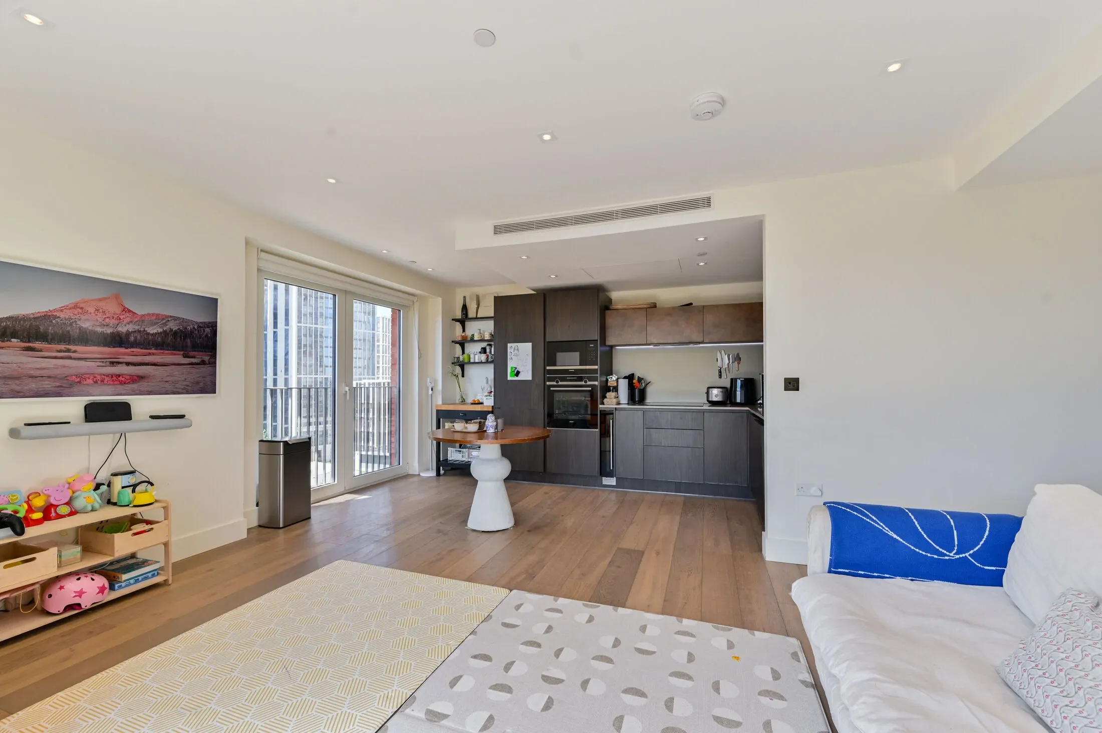 Flat Trenchold Street in Greater London