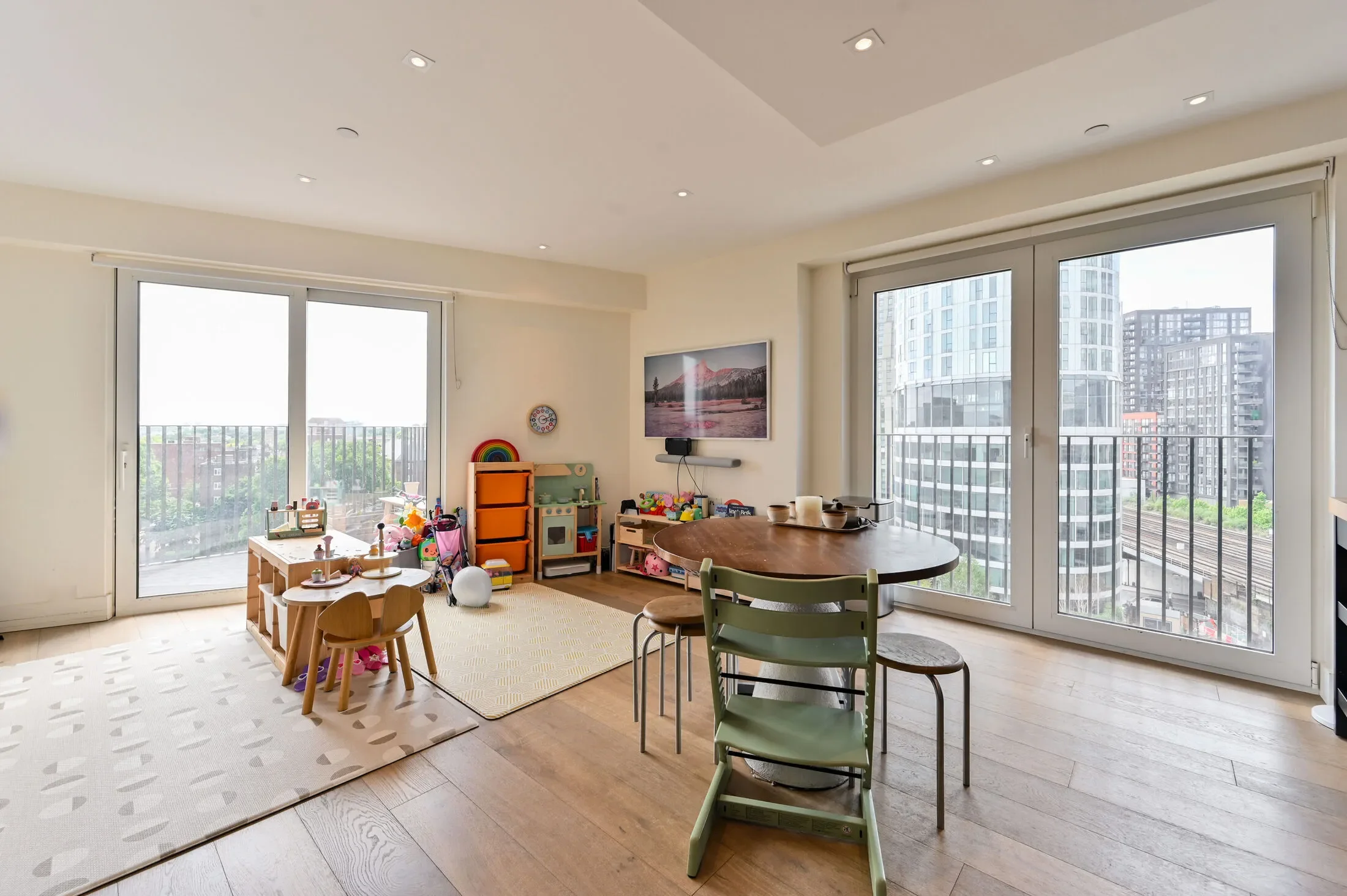 Flat Trenchold Street in Greater London