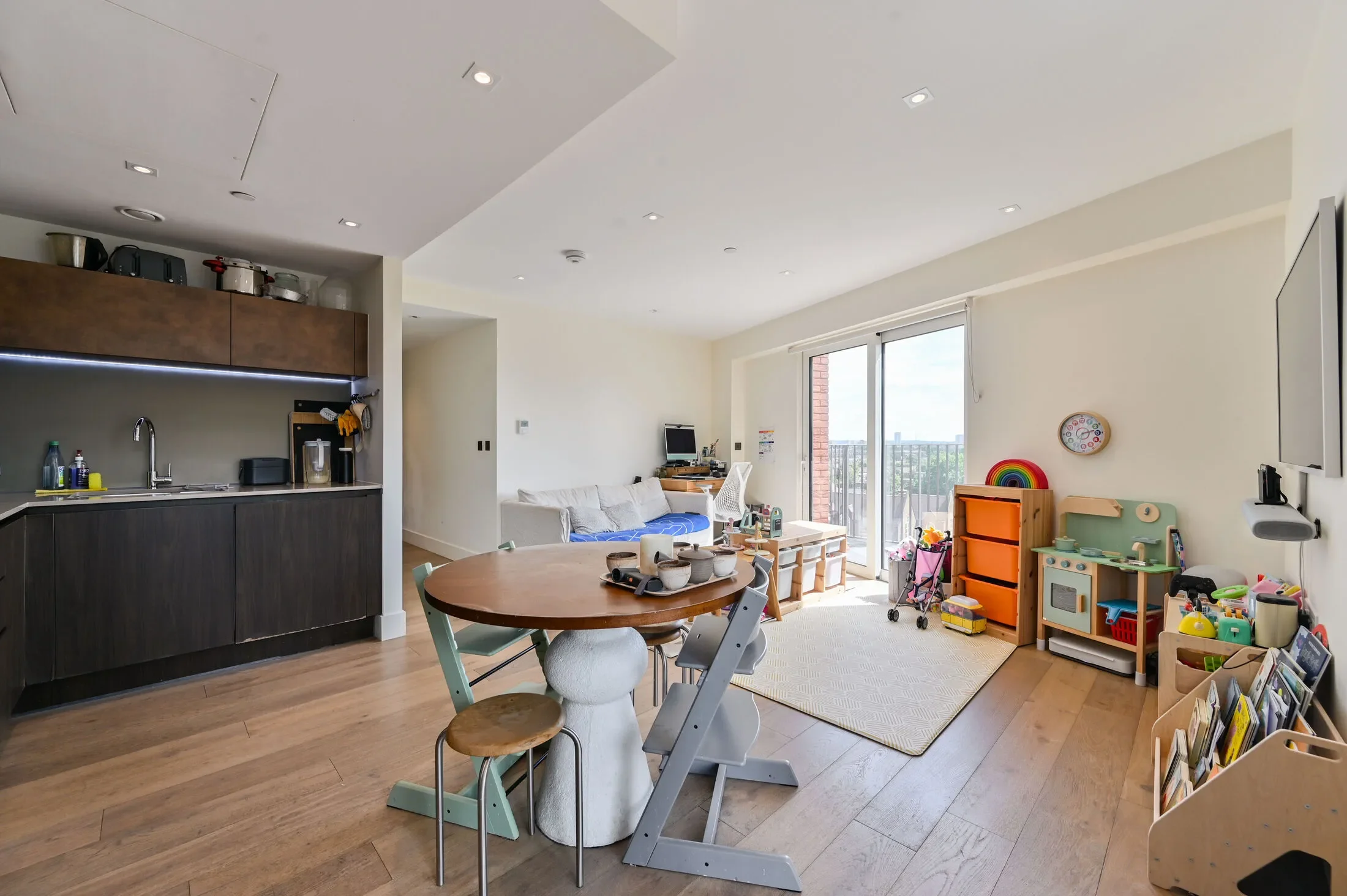Flat Trenchold Street in Greater London