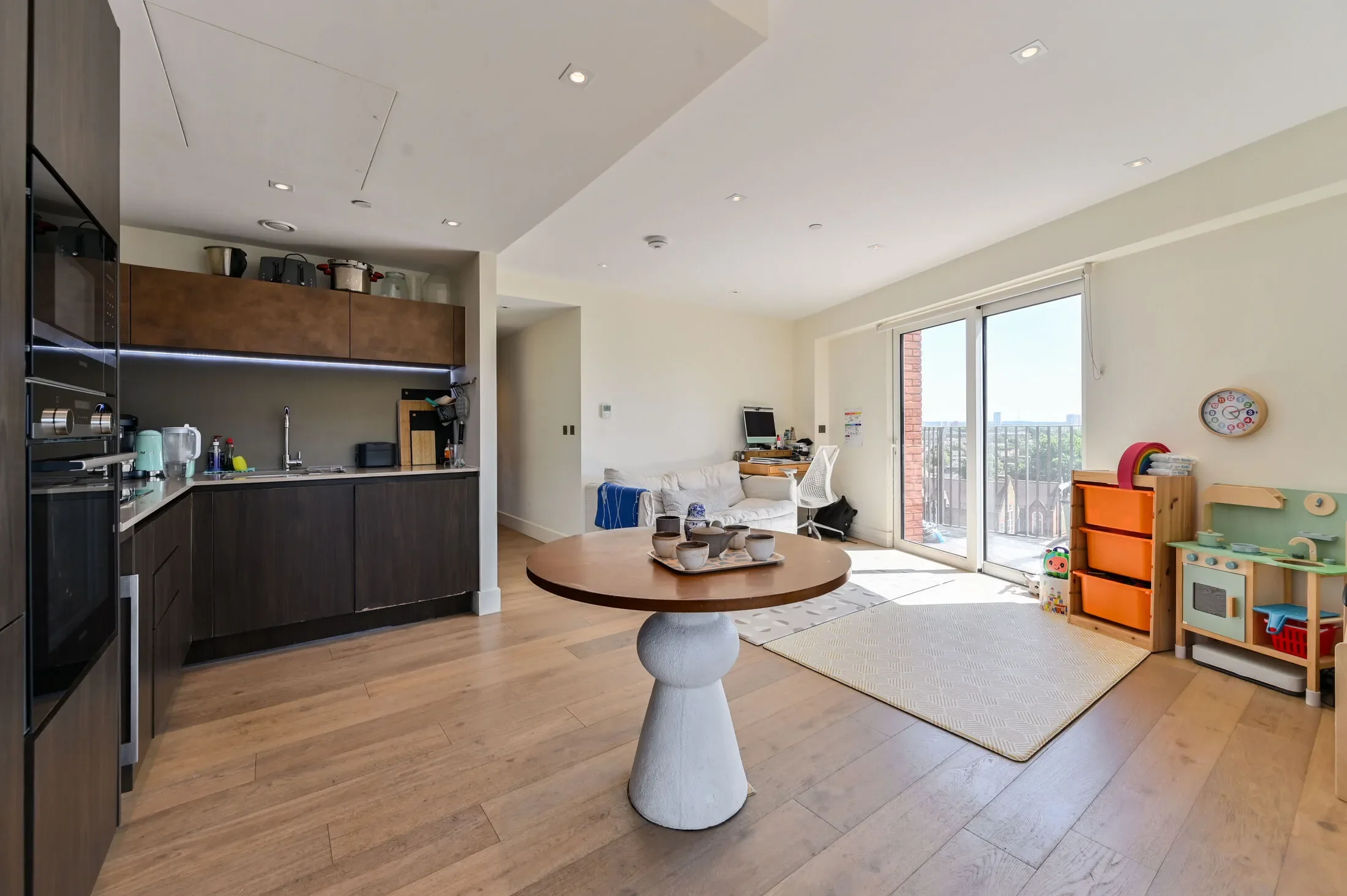 Flat Trenchold Street in Greater London
