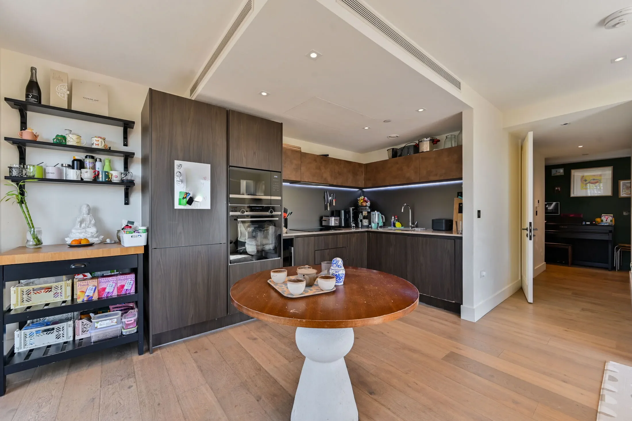 Flat Trenchold Street in Greater London