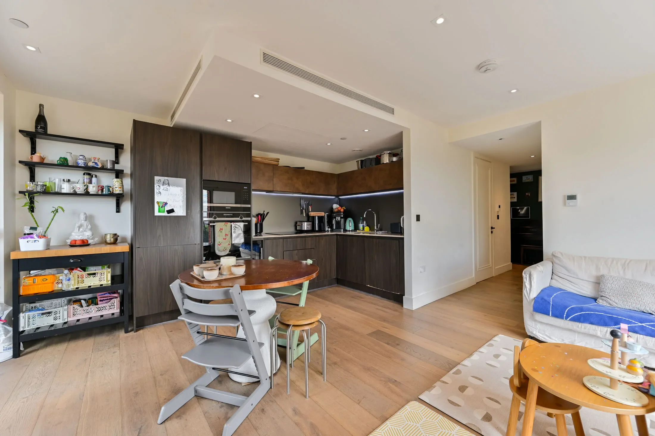 Flat Trenchold Street in Greater London