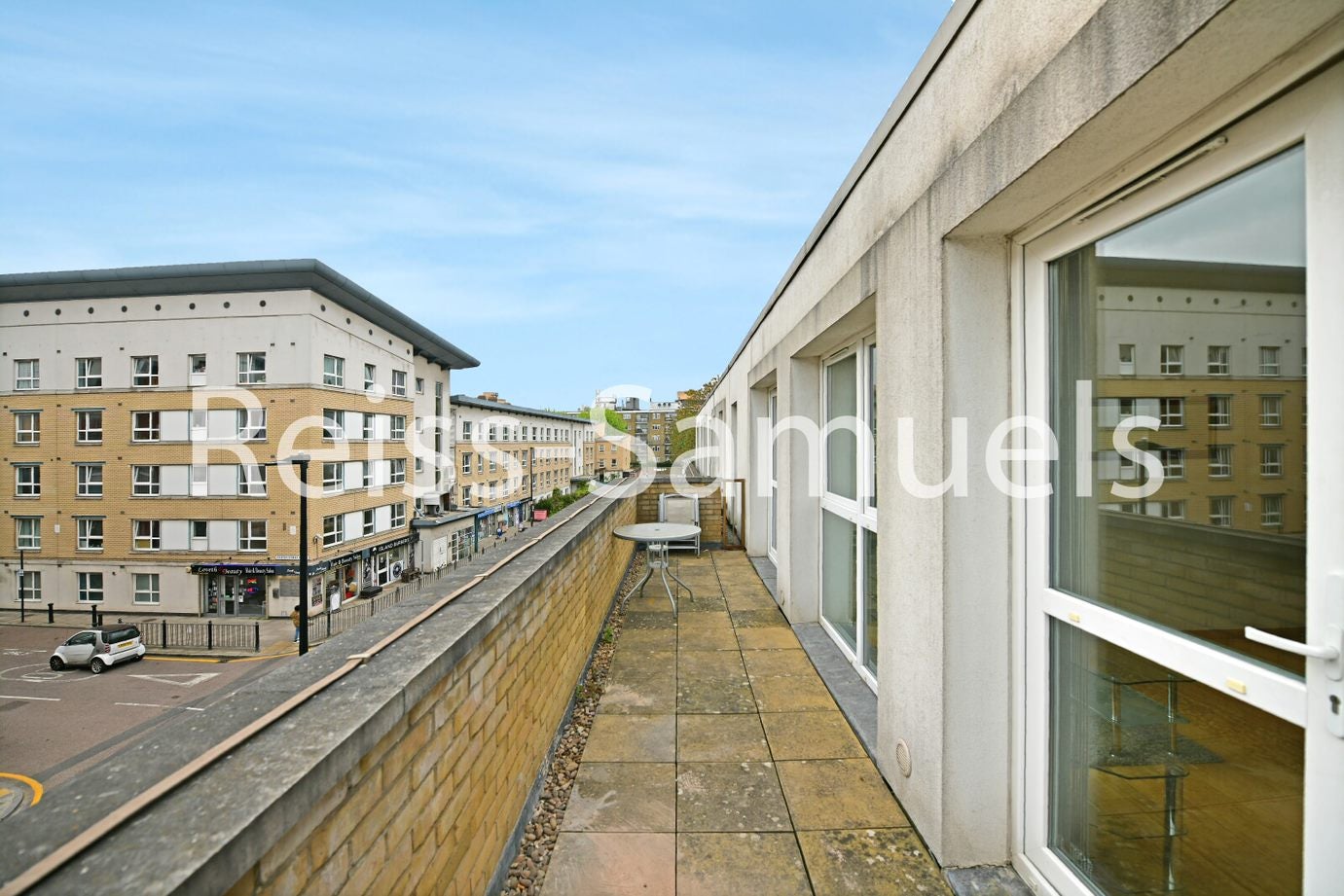 Flat Westferry Road in Greater London