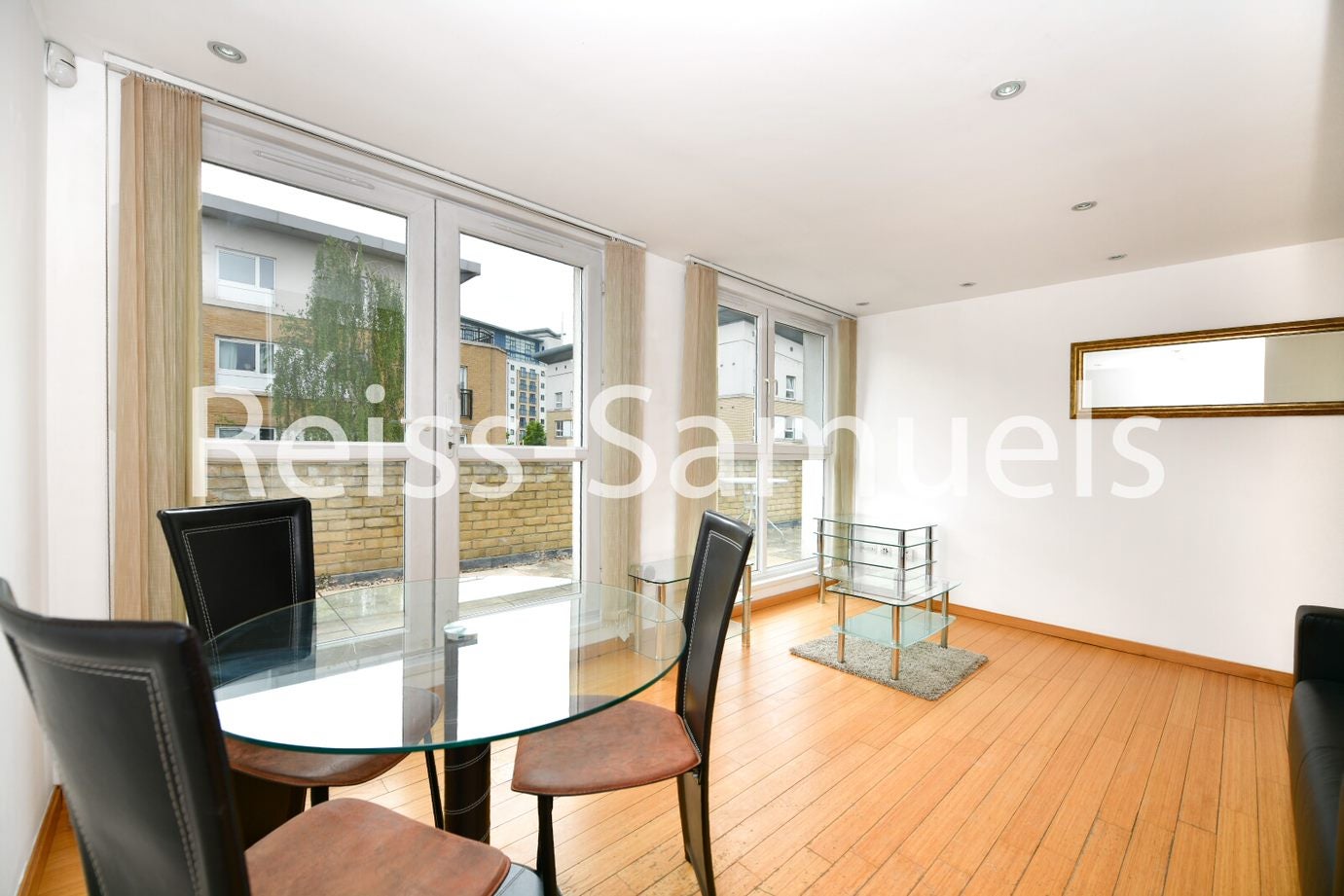Flat Westferry Road in Greater London