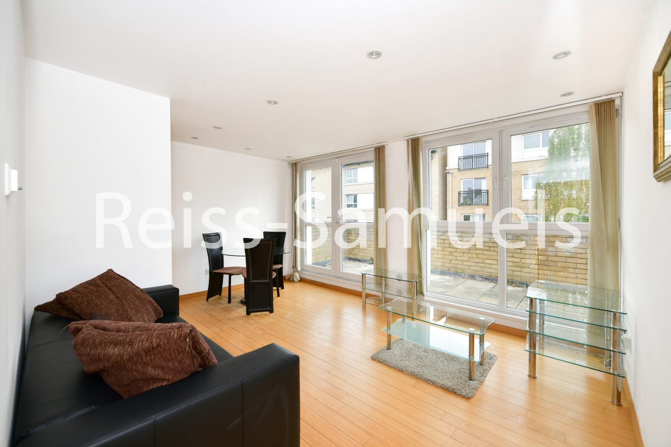 Flat Westferry Road in Greater London