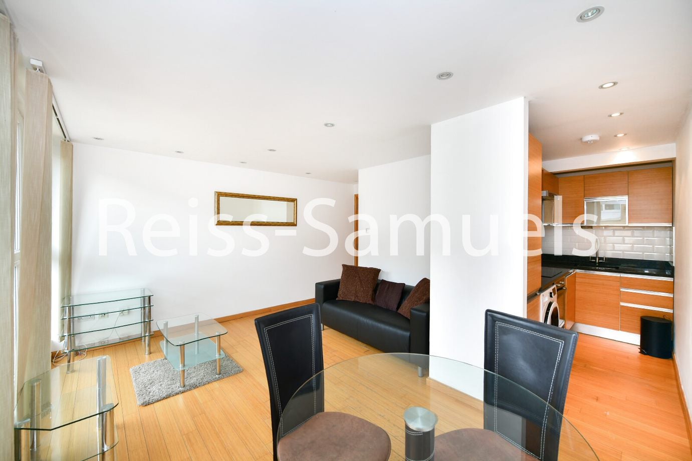 Flat Westferry Road in Greater London