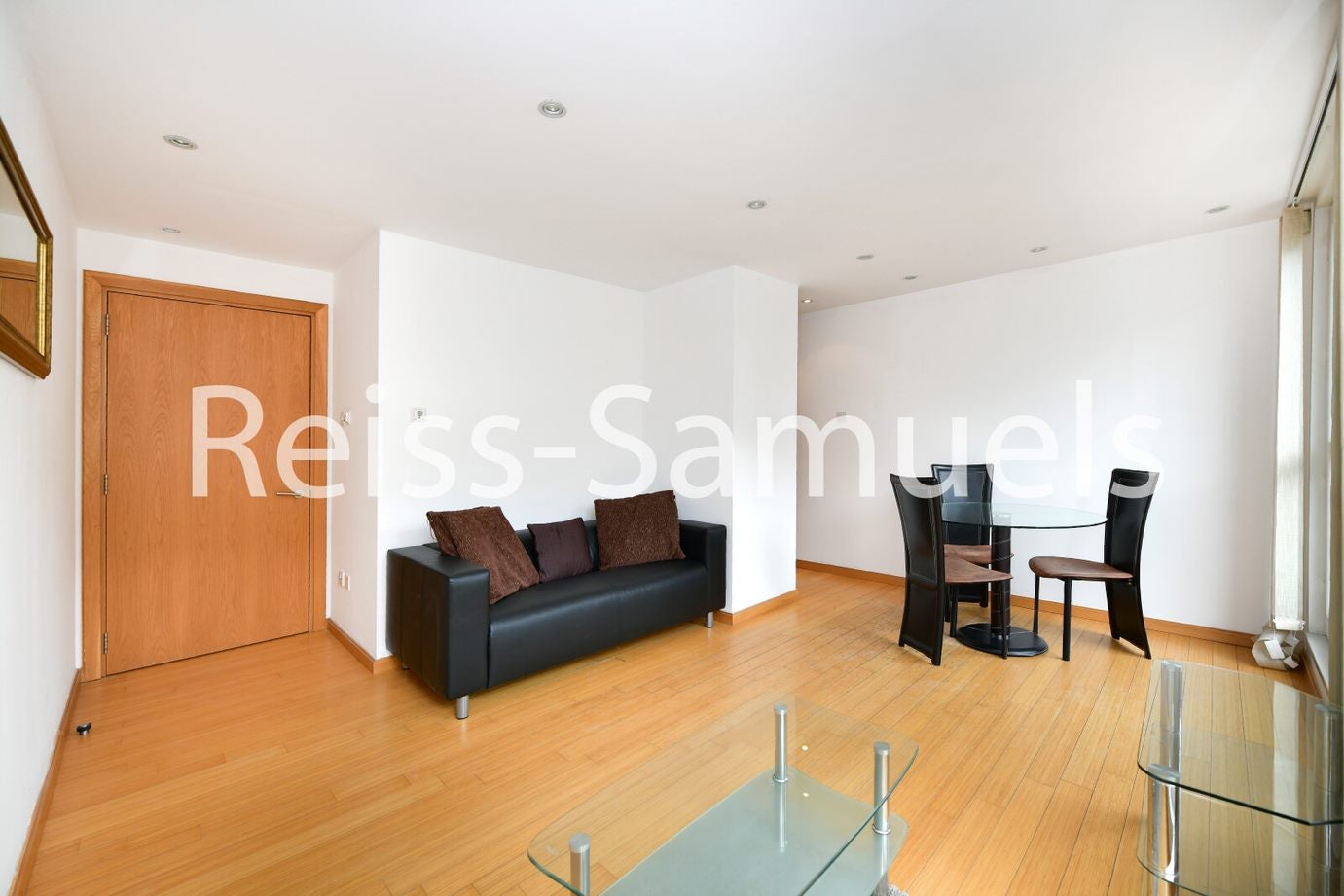 Flat Westferry Road in Greater London