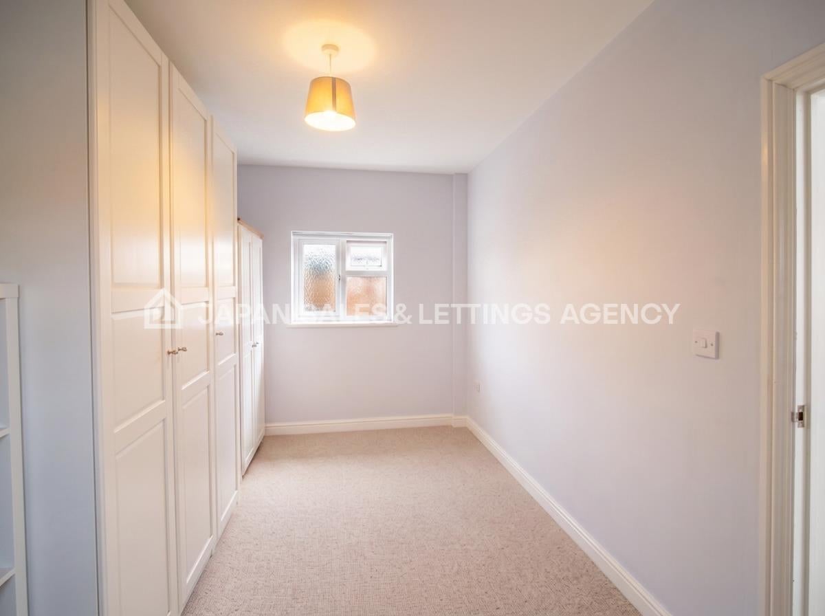 Flat Dudley Gardens in Greater London