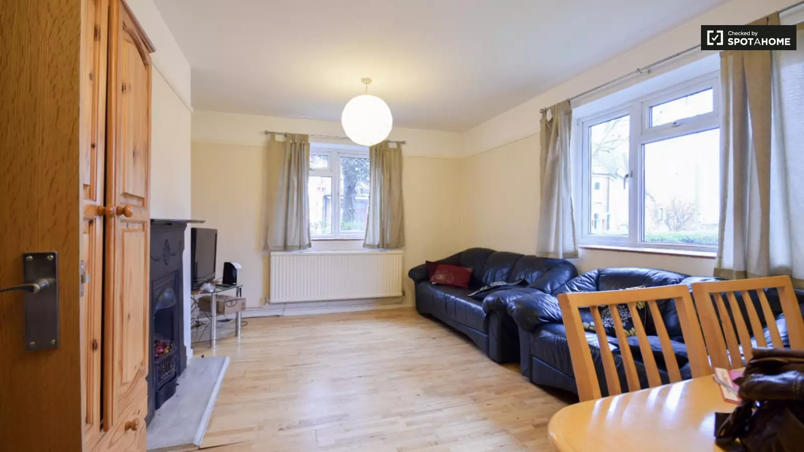 Flat Lebanon Gardens in Greater London