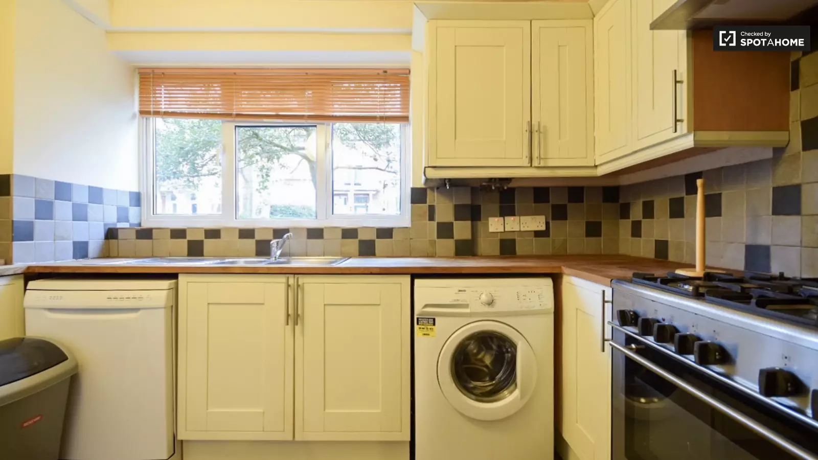 Flat Lebanon Gardens in Greater London