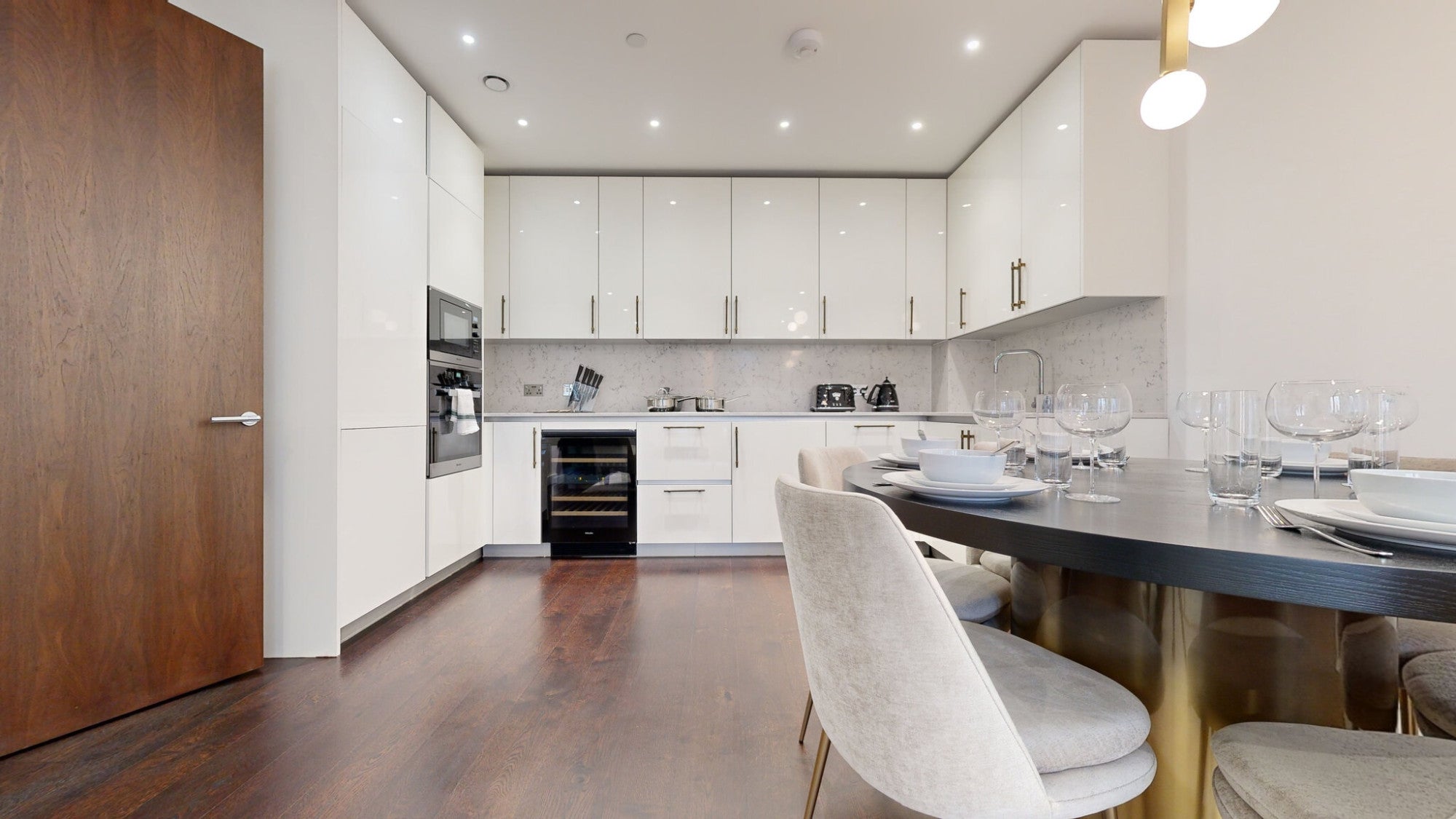 Flat Ponton Road in Greater London