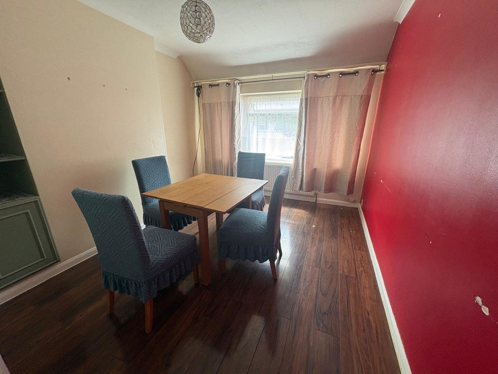 Flat Berwick Avenue in Greater London