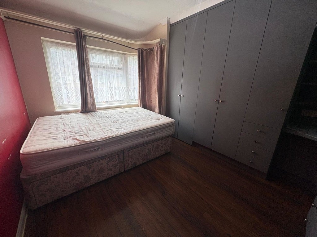 Flat Berwick Avenue in Greater London