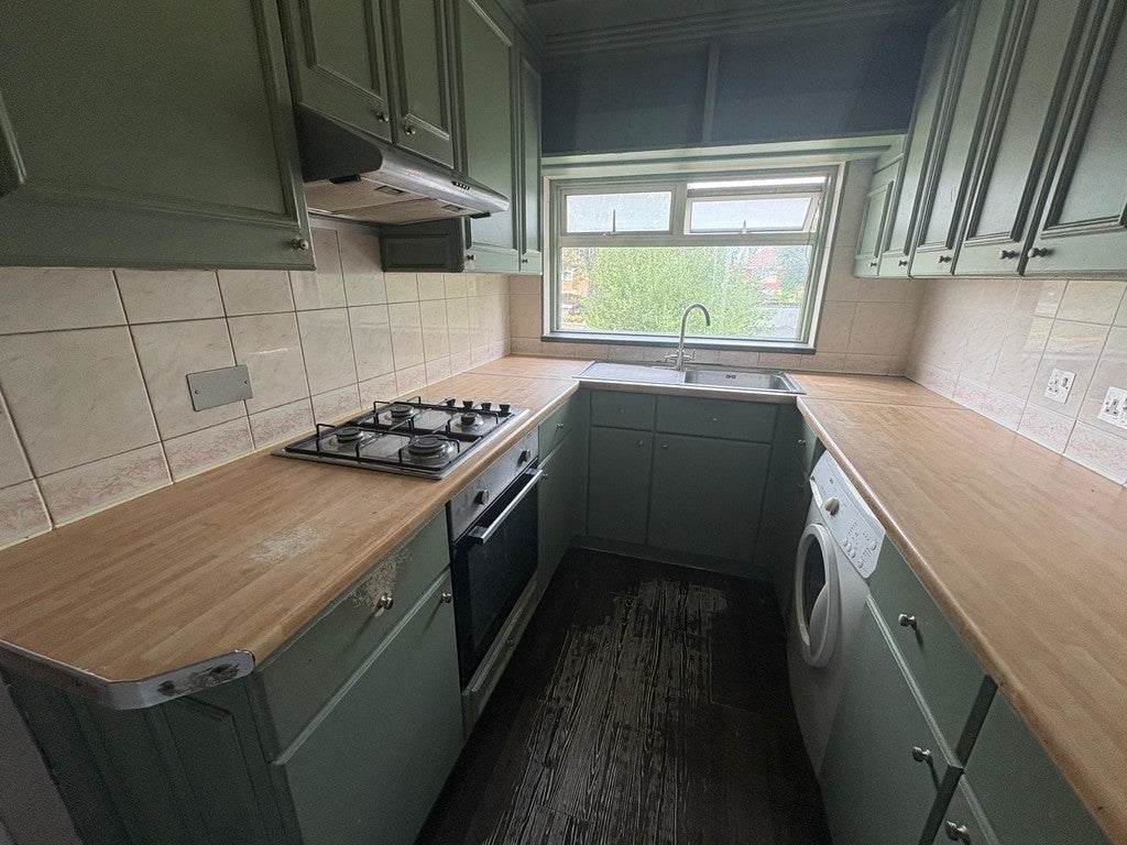 Flat Berwick Avenue in Greater London