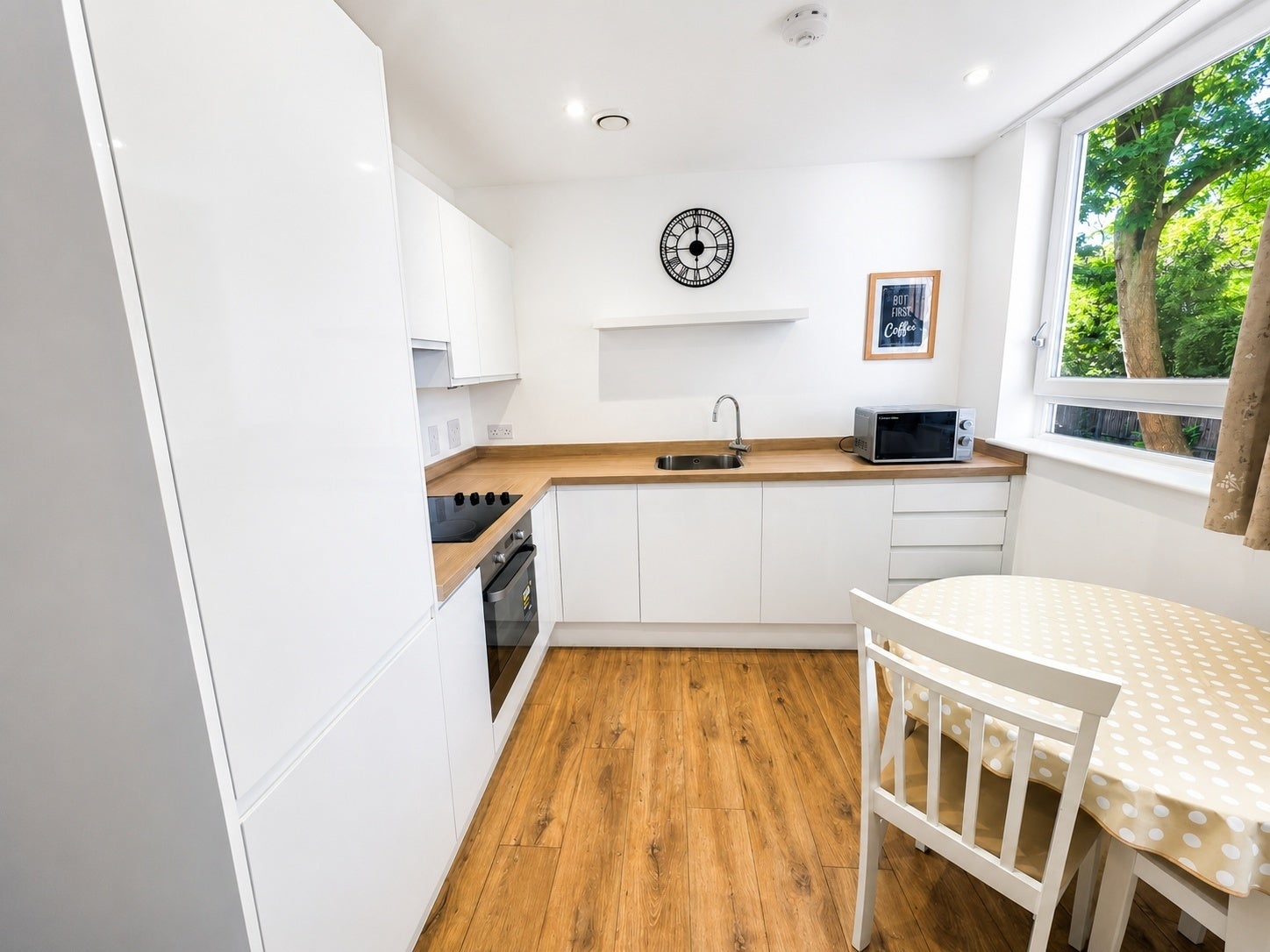 Flat Desborough Road in High Wycombe