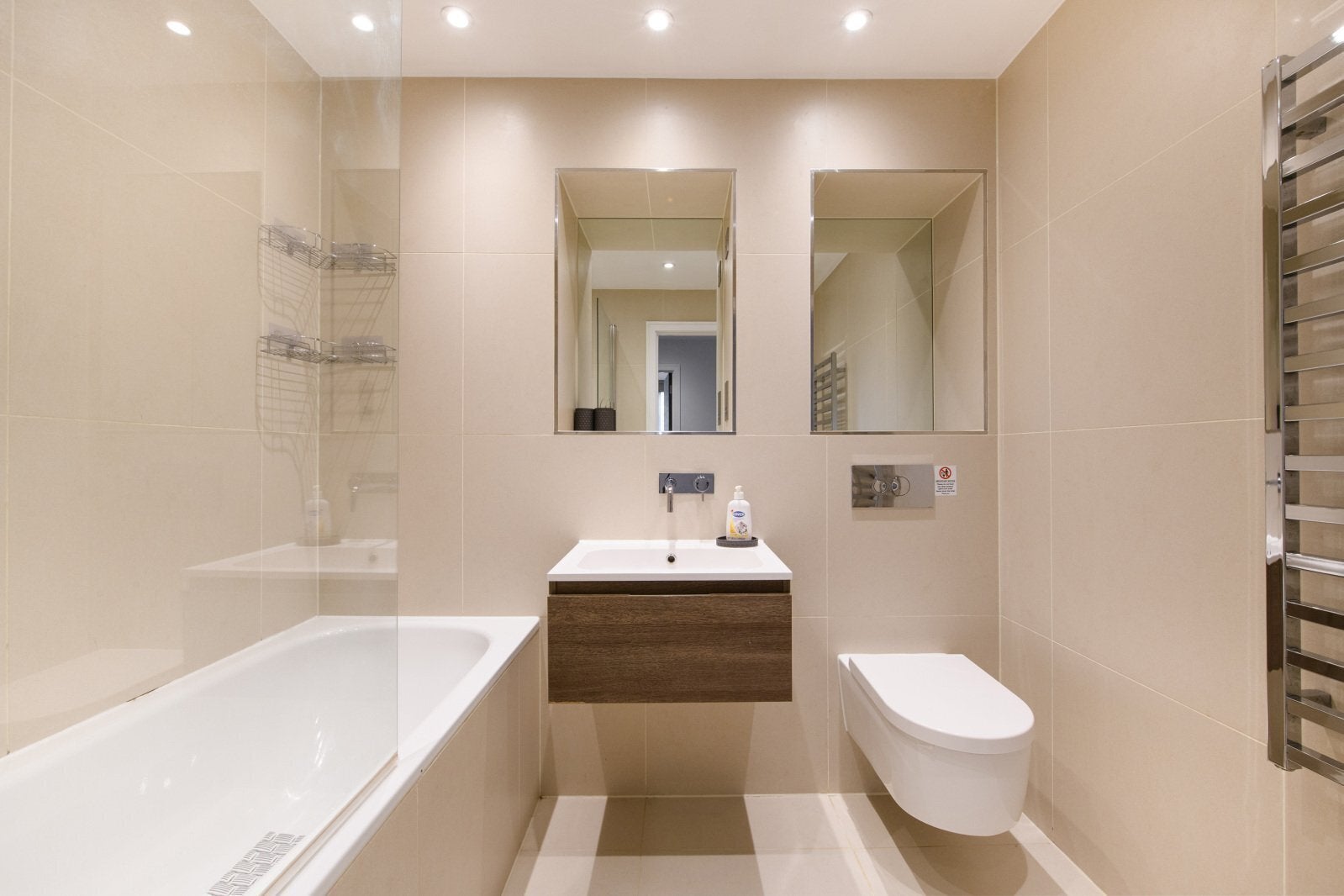 Flat Spring Grove in Greater London